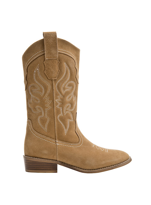 Combinación de las botas con un vestido fluido, ideal para un look bohemio.
