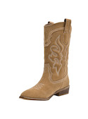 Botas vaqueras de cuero camel para mujer con textura de gamuza y bordados únicos.