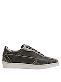 Zapatilla gris de cuero, estilo moderno y cómodo para actividades cotidianas.