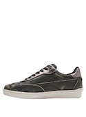 Zapatilla urbana de cuero gris, diseño contemporáneo y punta redonda.