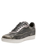 Zapatilla gris de cuero con taco plano de 3 cm, ideal para el día a día.