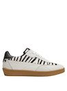 Zapatilla blanca de mujer con estilo urbano, combina elegancia y frescura en su diseño.