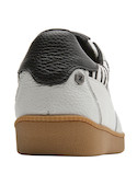Zapatilla urbana blanca para mujer, destaca por su audaz textura de cebra y confort en cada paso.
