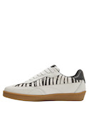Zapatilla de cuero blanca con punta redonda, perfecta para combinar con jeans rotos o vestido fluido.