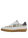 Zapatilla de cuero blanca con punta redonda, perfecta para combinar con jeans rotos o vestido fluido.