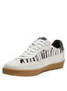 Zapatilla blanca de mujer con taco plano de 3 cm, ideal para un look casual y cómodo.