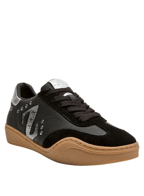 Zapatilla negra para mujer, perfecta para combinar con jeans ajustados o vestidos desenfadados.