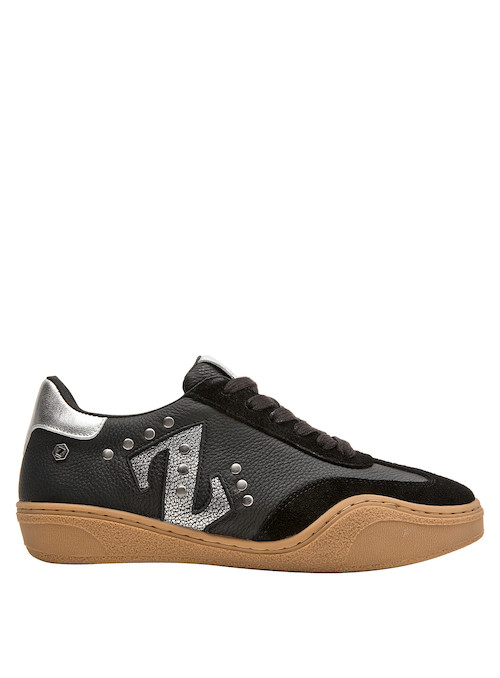 Zapatilla negra para mujer, perfecta para combinar con jeans ajustados o vestidos desenfadados.
