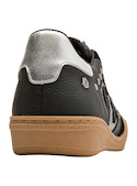 Zapatilla negra de cuero con textura audaz, ideal para un look casual-chic.