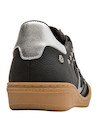 Zapatilla negra de cuero con textura audaz, ideal para un look casual-chic.