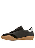 Vista lateral de zapatilla negra con puntera redonda y taco plano.