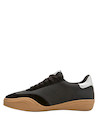 Vista lateral de zapatilla negra con puntera redonda y taco plano.
