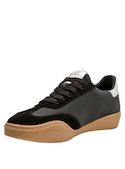 Zapatilla negra de cuero para mujer con diseño urbano y detalles metálicos.