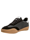 Zapatilla negra de cuero para mujer con diseño urbano y detalles metálicos.