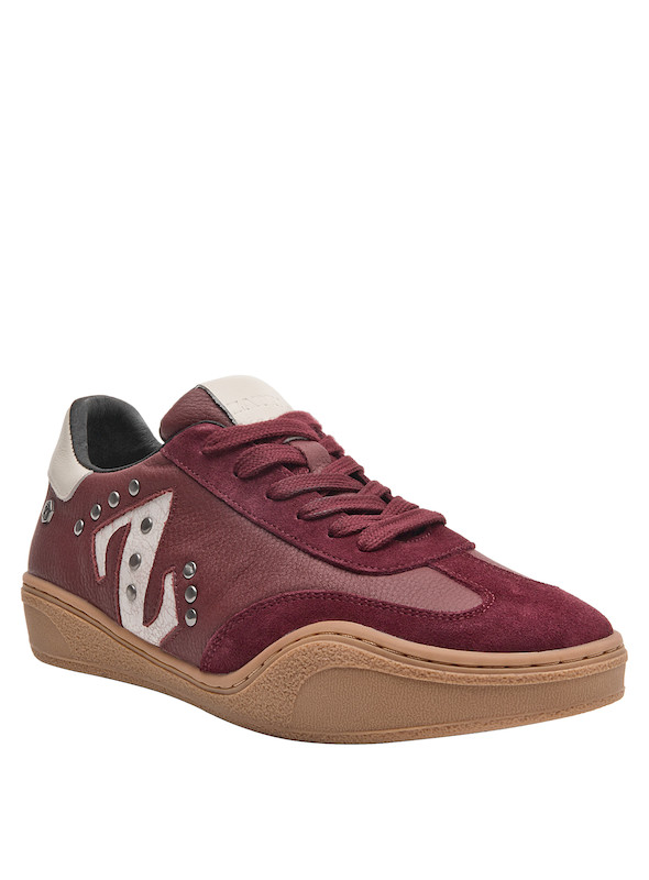 Zapatilla de cuero burdeos con forma redonda, ideal para looks casuales y cómodos.