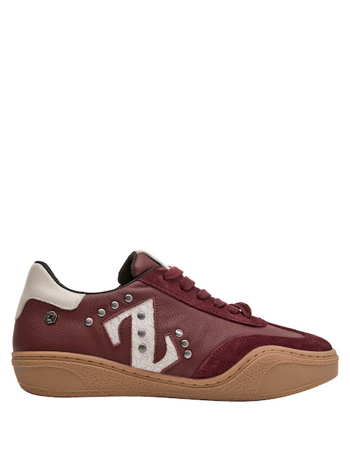Zapatilla de cuero burdeos con forma redonda, ideal para looks casuales y cómodos.