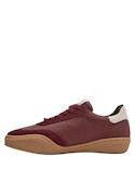 Zapatilla urbana con tacón plano de 3.2 cm, perfecta para un uso diario versátil.