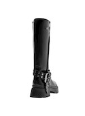Bota urbana de cuero negro para mujer, ideal para jeans ajustados y camisetas gráficas.