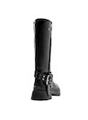 Bota urbana de cuero negro para mujer, ideal para jeans ajustados y camisetas gráficas.