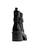 Botín negro brillante que resalta el carácter moderno, ideal para combinar con vestidos midi.