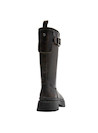 Bota de cuero moro para mujer, ideal para un estilo desafiante con jeans ajustados.