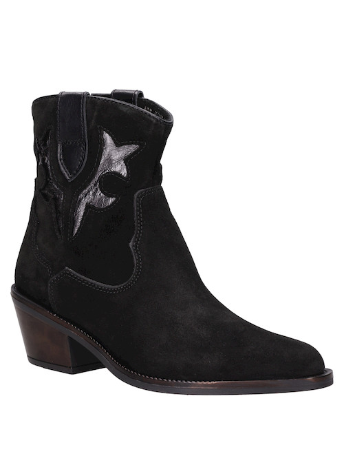 Botín vaquero en cuero negro con punta puntiaguda, perfecto para destacar en cualquier ocasión.