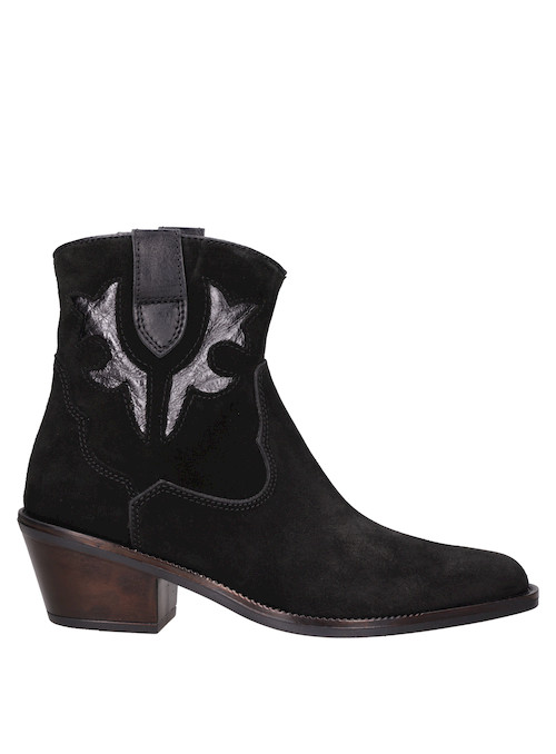Botín vaquero en cuero negro con punta puntiaguda, perfecto para destacar en cualquier ocasión.