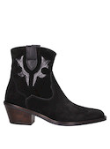 Botín vaquero negro con textura suave de cuero, perfecto para un estilo audaz y vanguardista.