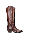 Vista trasera de botas de cuero café, destacando su diseño limpio y moderno ideal para cualquier outfit.