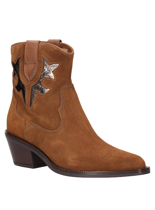 Botín vaquero en cuero camel, destacando su corte distintivo y estilo rockero.
