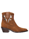 Perspectiva del botín vaquero camel con taco bloque de 6 cm, ideal para looks urbanos.