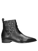 Botín casual negro con detalle de hebillas metálicas, ideal para marcar tendencia en cualquier ocasión.