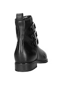 Botín de mujer en cuero negro mate, perfecto para combinar con vestidos ligeros o jeans piel.