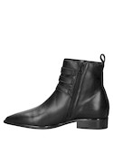 Botín negro con punta puntiaguda, diseño urbano y moderno, ideal para looks vanguardistas.
