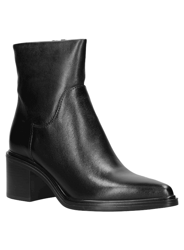 Botín casual negro de cuero, con acabado suave que resalta un brillo sutil y sofisticado.