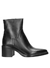 Botín de cuero negro con taco bloque, diseñado para la mujer moderna que busca elegancia y comodidad.
