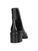 Botín negro de cuero italiano, elegante y vanguardista, ideal para outfits modernos y cómodos.