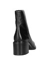 Botín negro de cuero italiano, elegante y vanguardista, ideal para outfits modernos y cómodos.
