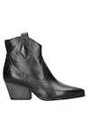 Detalle del taco bloque de 7.5 cm en botín negro de cuero, estilo vaquero para mujer.