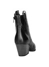Botín negro de cuero para mujer, diseño contemporáneo, ideal para combinar con jeans ajustados.