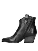 Vista lateral del botín negro de cuero para mujer, estilo vaquero, con acabado suave y brillante.