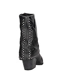 Botín negro de cuero para mujer, estilo vaquero, perfecto para combinar con jeans ajustados.
