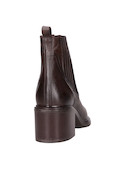 Botín casual en tono moro, ideal para combinar con vestidos ceñidos o jeans ajustados.