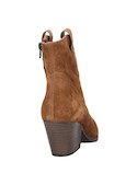 Botín de mujer estilo vaquero en color camel, acabado mate que resalta un carácter vibrante.