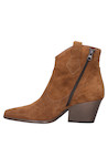 Botín camel de cuero suave, con punta puntiaguda y taco bloque, perfecto para combinar con jeans.