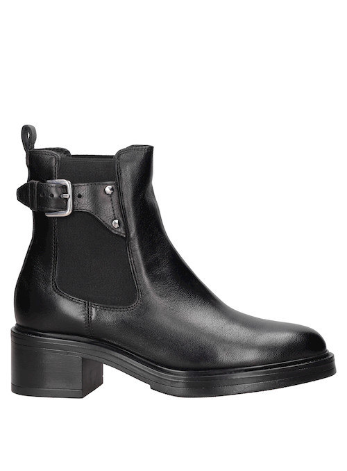 Botín de cuero negro para mujer, destaca por su silueta elegante y detalles metálicos.
