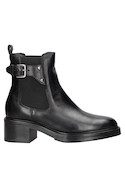 Botín casual negro de cuero, perfecto para actividades diarias con un toque de carácter.