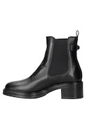 Botín negro de cuero con taco bloque de 5 cm, ideal para un look urbano y contemporáneo.