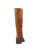 Botín de cuero camel para mujer, ideal para looks urbanos con vestidos de mezclilla.