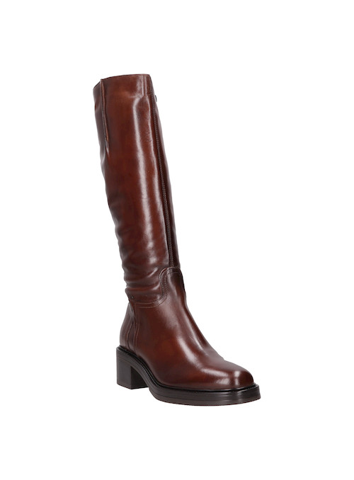 Vista superior de botas de cuero café, destacando su diseño vibrante y audaz para cualquier ocasión.